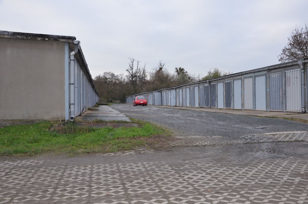 Die Aufregung unter den über 1500 Garagenpächtern auf städtischen Grund in Schönebeck ist noch nicht eingedämmt. Die Politik sucht nach Lösungen. Wie könnten sie aussehen? Hier ein Blick in den Garagenkomplex in der Magdeburger Straße in Schönebeck.