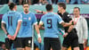 Uruguays Spieler sind mit einer Entscheidung von Schiedsrichter Daniel Siebert (r) nicht einverstanden.