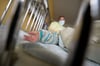 Ein am Respiratorischen Synzytial-Virus (RS-Virus oder RSV) erkrankter Patient liegt auf einer Kinderstation einer Klinik in einem Krankenbett.