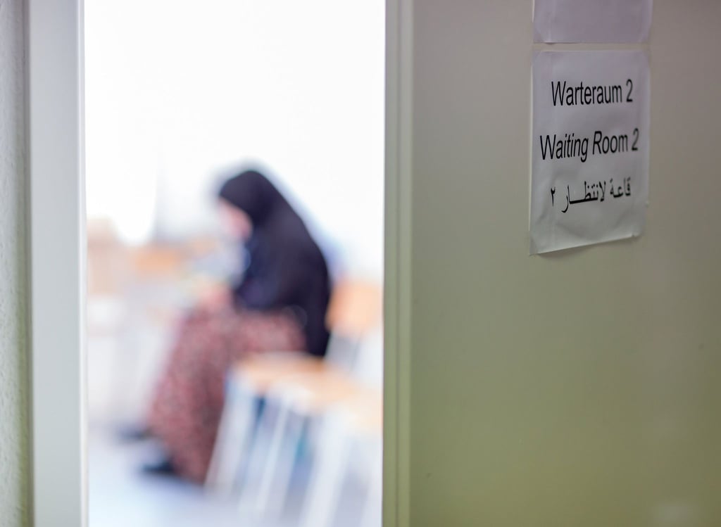 Flüchtlinge warten in der Erstaufnahmestelle auf ihre Registrierung.