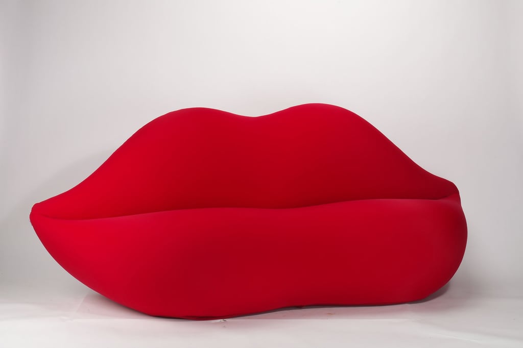 Im Jahr 1971 entwarfen die Designer von Studio 65 dieses knallrote Sitzmöbel in Lippenform namens „Bocca/Marilyn“. Erinnern soll es an – natürlich – Filmdiva und Pop-Art-Ikone Marilyn Monroe.