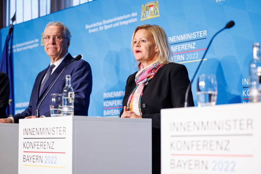 Bundesinnenministerin Nancy Faeser und Bayerns Innenminister Joachim Herrmann äußern sich in München gegenüber der Presse.