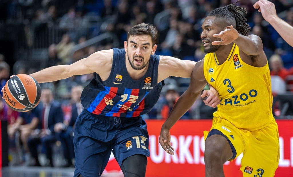 Tomas Satoransky vom FC Barcelona kämpft gegen Albas Jaleen Smith (r).