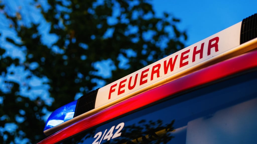 Das Blaulicht leuchtet auf dem Dach eines Einsatzfahrzeugs der Feuerwehr.