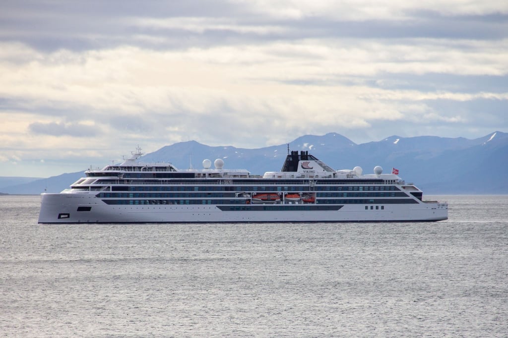 Das Kreuzfahrtschiff „Viking Polaris“ liegt vor Ushuaia. Beim Aufprall einer gewaltigen Welle auf das Kreuzfahrtschiff auf Antarktis-Tour sind ein Fahrgast getötet und vier weitere verletzt worden.
