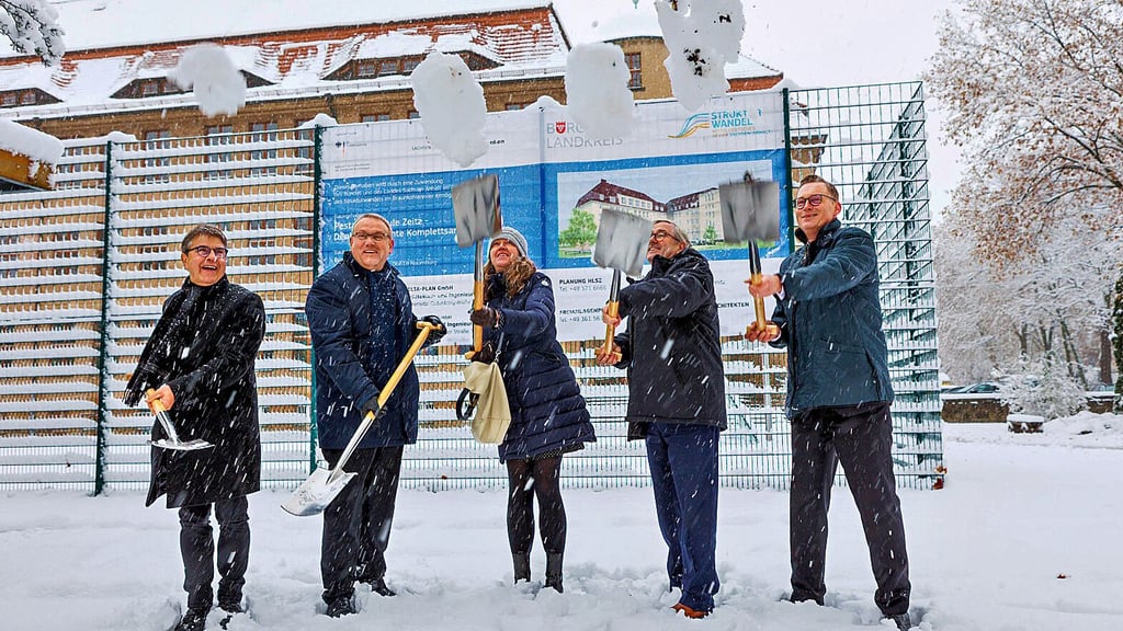 Schneeschippen statt Spatenstich hieß es am Freitag auf dem Hof der Pestalozzischule in Zeitz. Es fiel der Startschuss für die Sanierung.