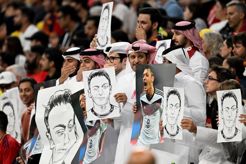 Zuschauer halten Bilder von Deutschlands ehemaligem Nationalspieler Mesut Özil in die Höhe.