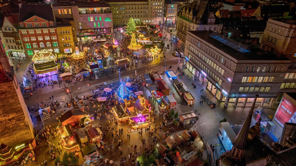 Blick von den Hausmannstürmen der Marktkirche "Unser Lieben Frauen" auf Halle und den Weihnachtsmarkt. Foto: U. Stamm/