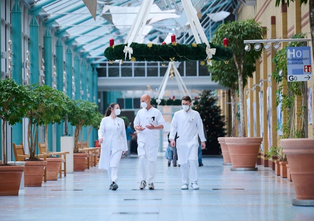 Aus der Ukraine nach Berlin gekommen: Die Rehabilitationärztin Julia Huk (l-r), Nikita Fishmann, Arzt in Weiterbildung, der für Patienten übersetzt, und Chirurg Olexander Jazkowyna.