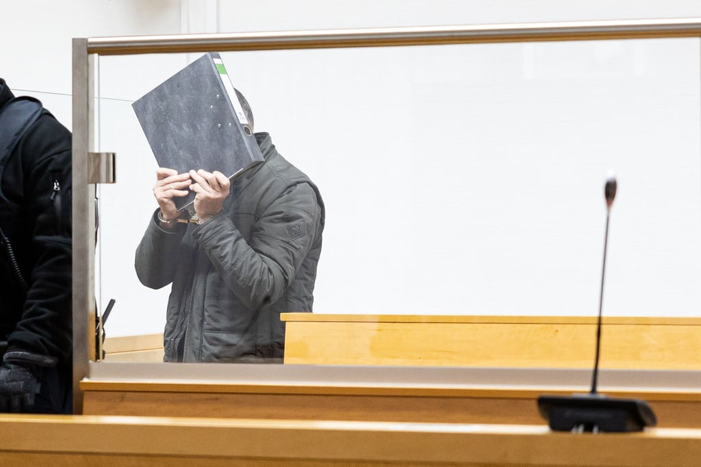 Der Angeklagte kommt zum Prozessauftakt in einen Saal vom Landgericht Hannover.