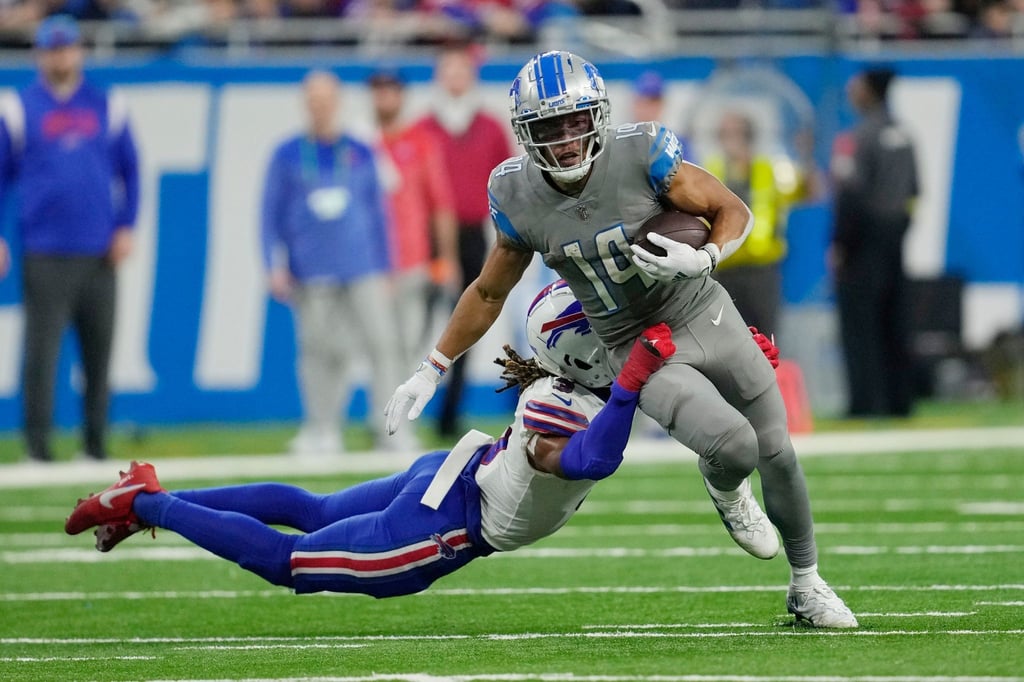 Ein Touchdown von Amon-Ra St. Brown (r) reichte den Lions gegen die Bills nicht.