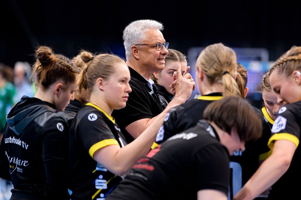 Dirk Leun, Trainer des Buxtehuder SV, gibt seinem Team in einer Auszeit Anweisungen.