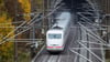 Ein ICE fährt auf der Schnellfahrstrecke Stuttgart - Mannheim nahe der Enztalbrücke aus einem Tunnel heraus.