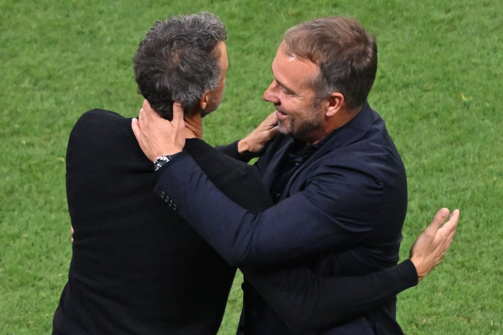 Kleiner Plausch nach dem Spiel zwischen Bundestrainer Hans-Dieter Flick und Spaniens Trainer Luis Enrique.