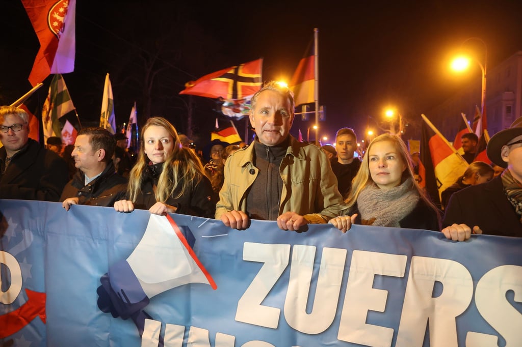 Björn Höcke (AfD) mit Demonstranten auf einer Demo.