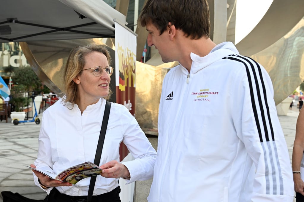DFL-Chefin Donata Hopfen (l) unterhält sich mit einem Fanbetreuer der DFB-Fanbotschaft in Doha.