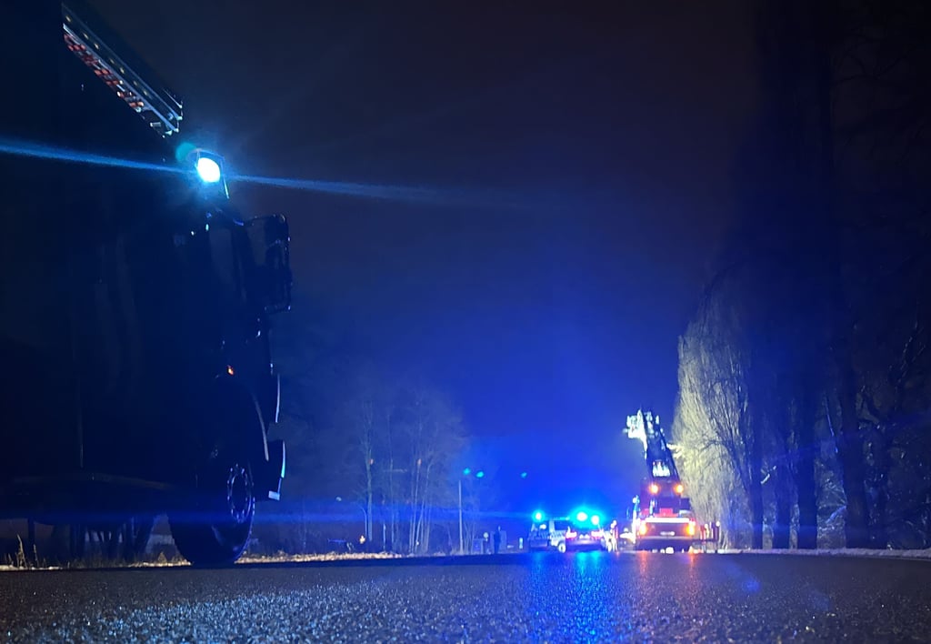 Die Feuerwehr aus Bitterfeld leuchtete die Unfallstelle aus.