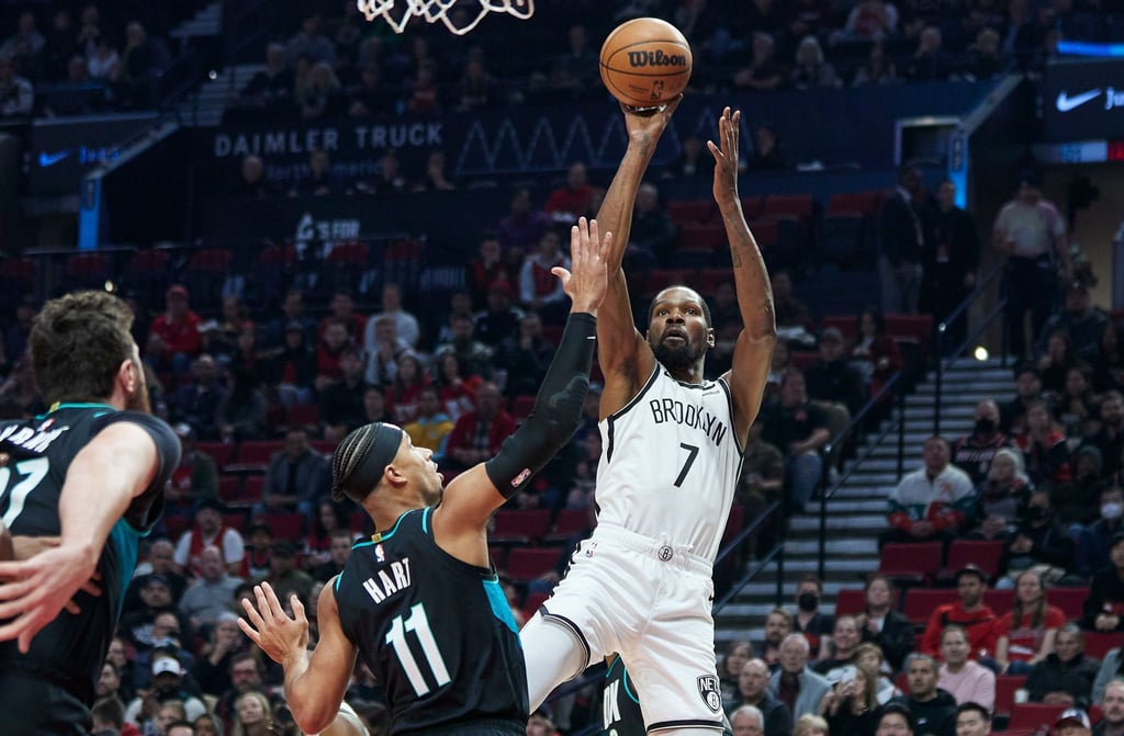 Nets-Forward Kevin Durant (r) wirft über Trail Blazers-Guard Josh Hart.