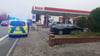 Ein Polizeifahrzeug steht vor der Tankstelle in Lengerich.