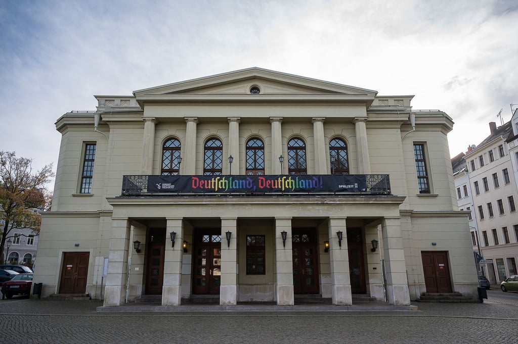 Das Gerhart-Hauptmann-Theater am Demianiplatz.