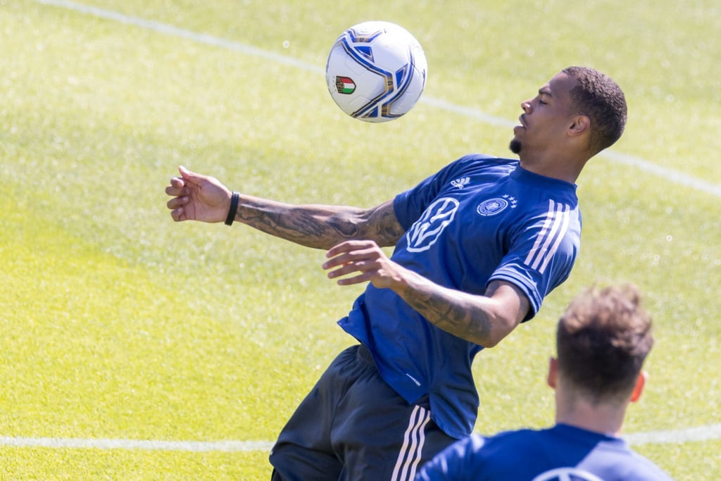 Hier war noch alles in Ordnung: Lukas Nmecha mit Leon Goretzka beim Training der Nationalmannschaft.