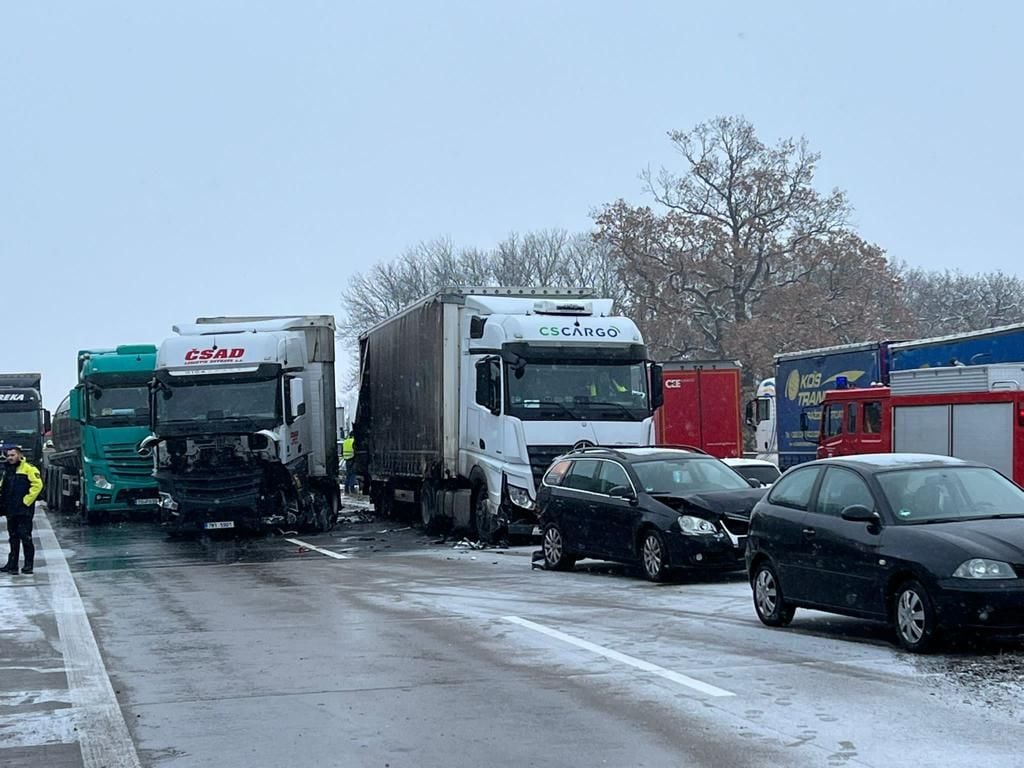 Mehrere Lkw und Pkw waren heute bei einem Unfall auf glatter Fahrbahn auf der Autobahn A 14 Höhe Staßfurt zusammengekracht.