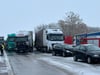 Mehrere Lkw und Pkw waren heute bei einem Unfall auf glatter Fahrbahn auf der Autobahn A 14  Höhe Staßfurt zusammengekracht.