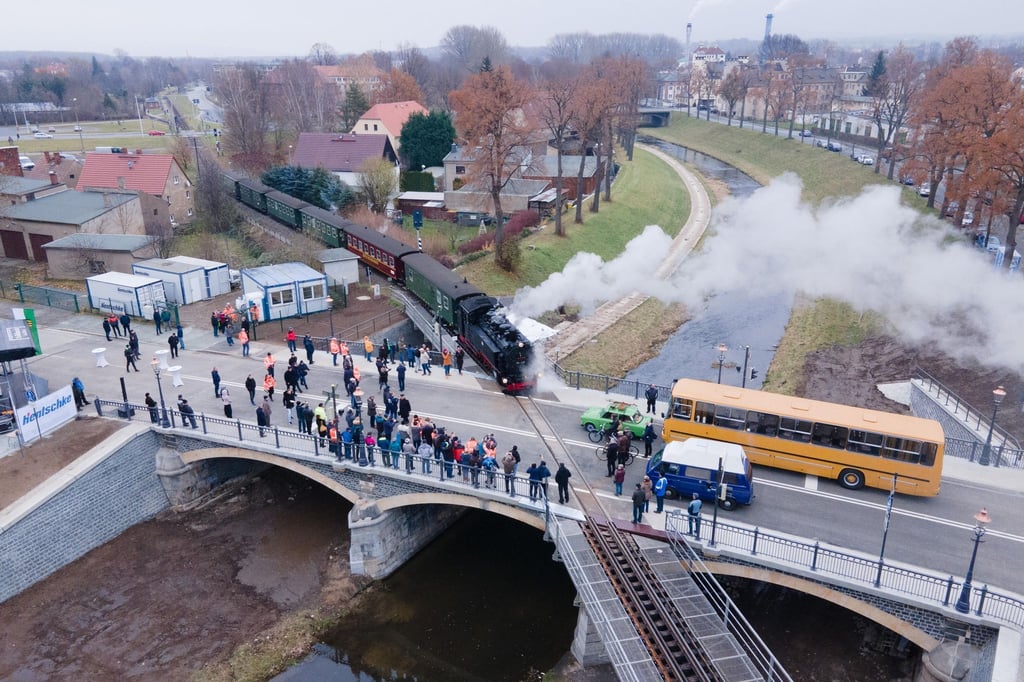 Die Zittauer Schmalspurbahn fährt über die Prinz-Friedrich-August-Brücke.