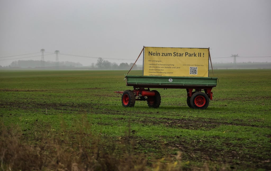 Ein Protestplakat gegen das Gewerbegebiet Star Park II ist auf einem Anhänger zu sehen.