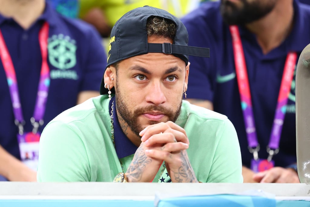 Der verletzte Neymar sitzt beim Spiel gegen Kamerun auf der Tribüne.