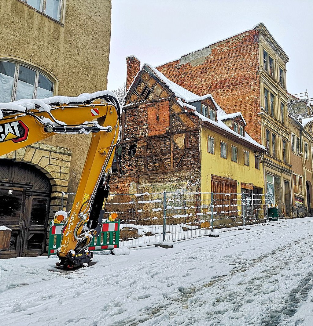 Die Rahnestraße bleibt nach dem Einsturz eines Hauses weiter gesperrt. Die für Mitte Dezember geplante Freigabe der B 180 ist geplatzt.