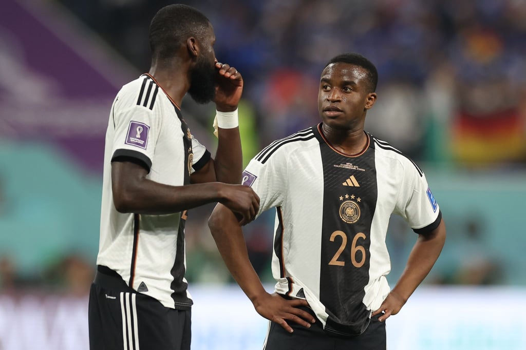 Youssoufa Moukoko (r) nach dem Spiel gegen Japan mit Antonio Rüdiger.