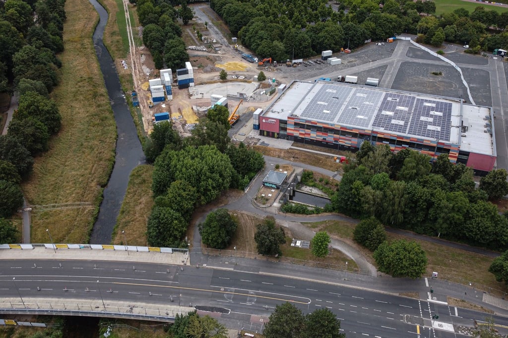 Blick auf den Schützenplatz mit der Sparkassen-Arena, dem Fluss Leine und der Godehardstraße.