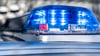 Ein Blaulicht leuchtet auf dem Dach eines Polizeiwagens.
