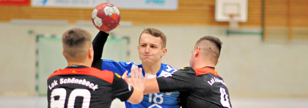 Der flinke Paul Steffen (am Ball) von der TSG Calbe stellte die Defensive der SG Lok Schönebeck oft vor Probleme. Meist konnte der Saalestädter nur mit vereinten Kräften, wie in dieser Szene von Kevin Krause (links) und Marvin Thomas Thiel, aufgehalten werden.