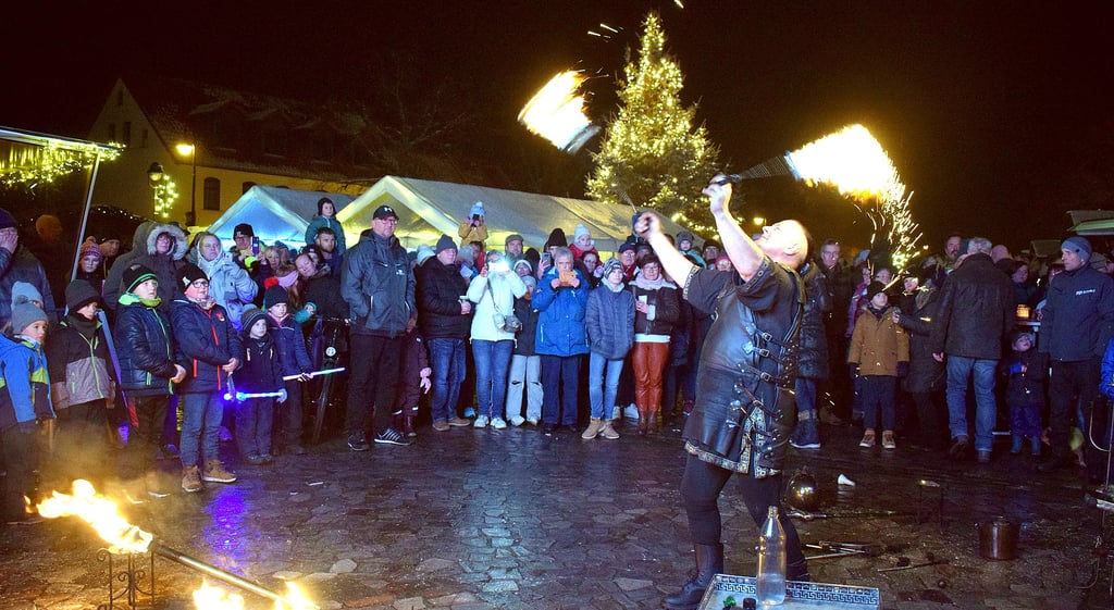 Mit seiner Feuershow faszinierte "Rick on fire" das Publikum am Sonnabendabend auf dem Gommeraner Weihnachtsmarkt. Die Effekte versetzten kleine wie große Zuschauer gleichermaßen ins Staunen.