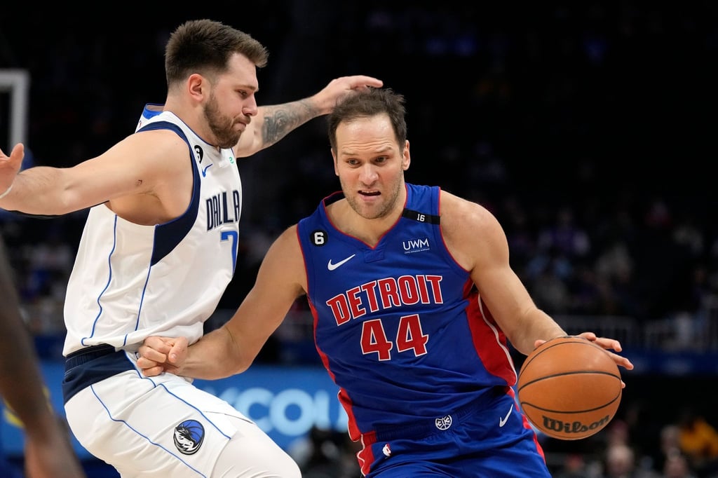 Bojan Bogdanovic (44) von den Detroit Pistons in Aktion mit Luka Doncic (77) von den Dallas Mavericks.