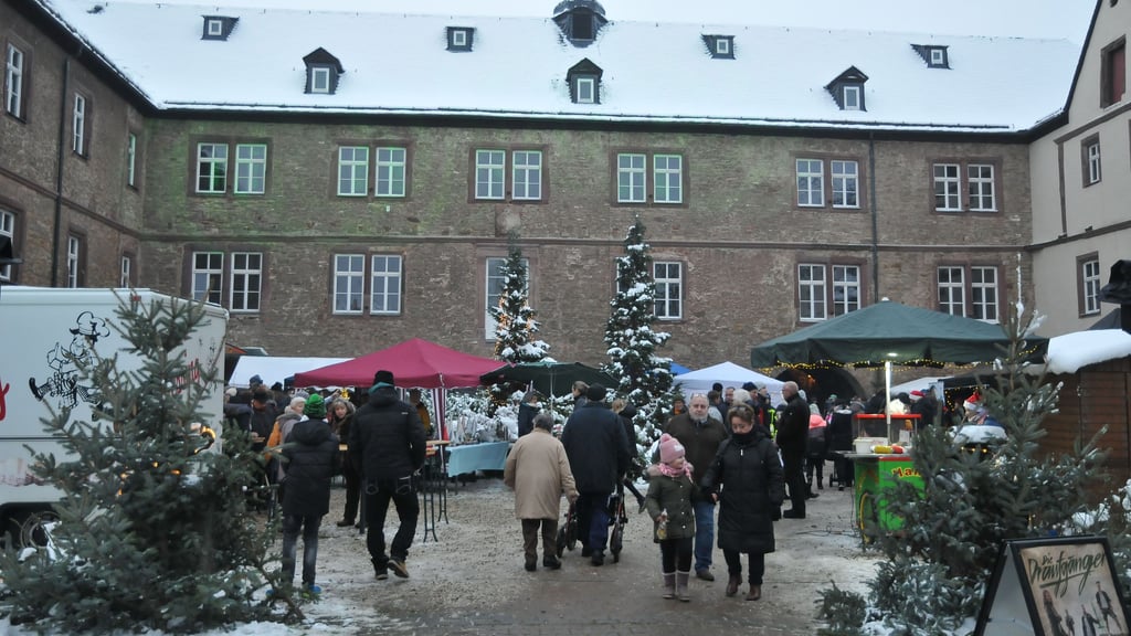 Auf beiden Höfen des Wallhäuser Schlosses tummelten sich am Samstag zum Weihnachtsmarkt hunderte Besucher. An den zahlreichen Ständen gab es nicht nur wärmende Getränke und Naschereien.