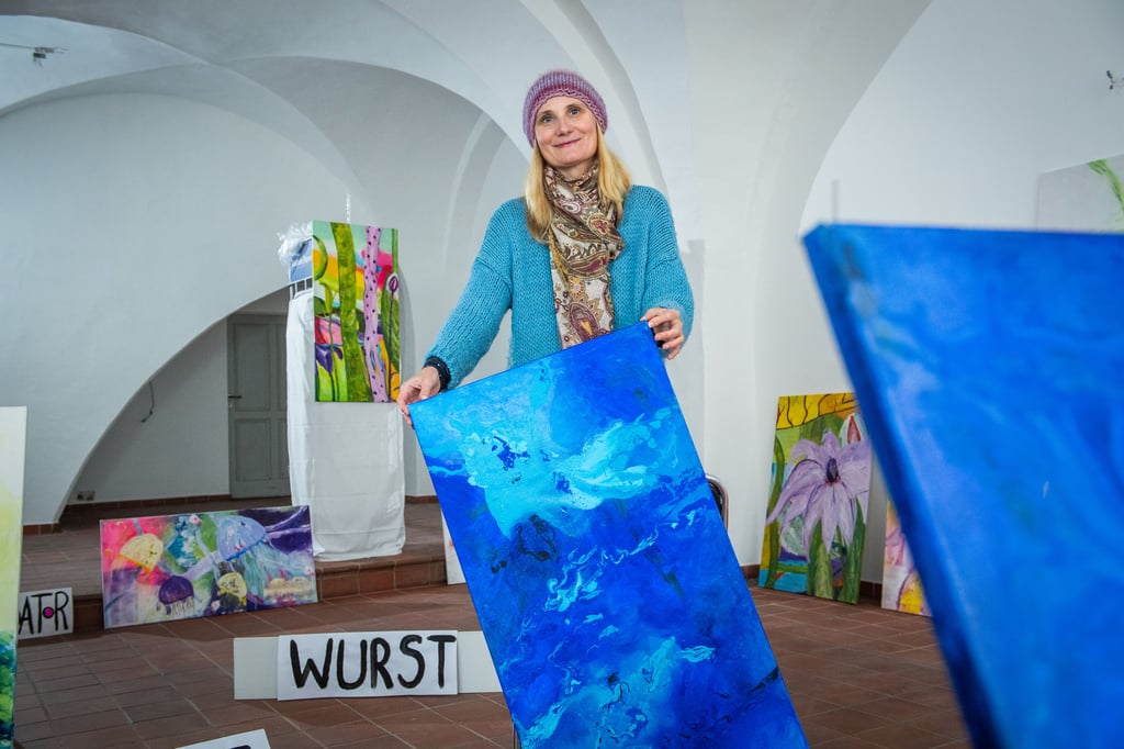 Nach Jahrzehnten zurück in ihrer Heimat: Malerin Ulrike Hilgenberg stellt ihre Bilder im ehemaligen Zeitungsladen in der Marienstraße aus.