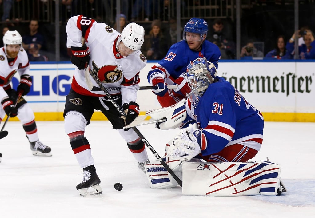 Tim Stützle (l) von den Ottawa Senators in Aktion gegen den Torwart der New York Rangers, Igor Shesterkin (31).