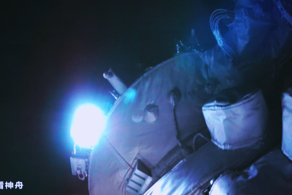 Diese von der chinesischen staatlichen Nachrichtenagentur Xinhua zur Verfügung gestellte Aufnahme zeigt das bemannte Raumschiff „Shenzhou 15“ beim Andocken an die „Tiangong“-Raumstation.