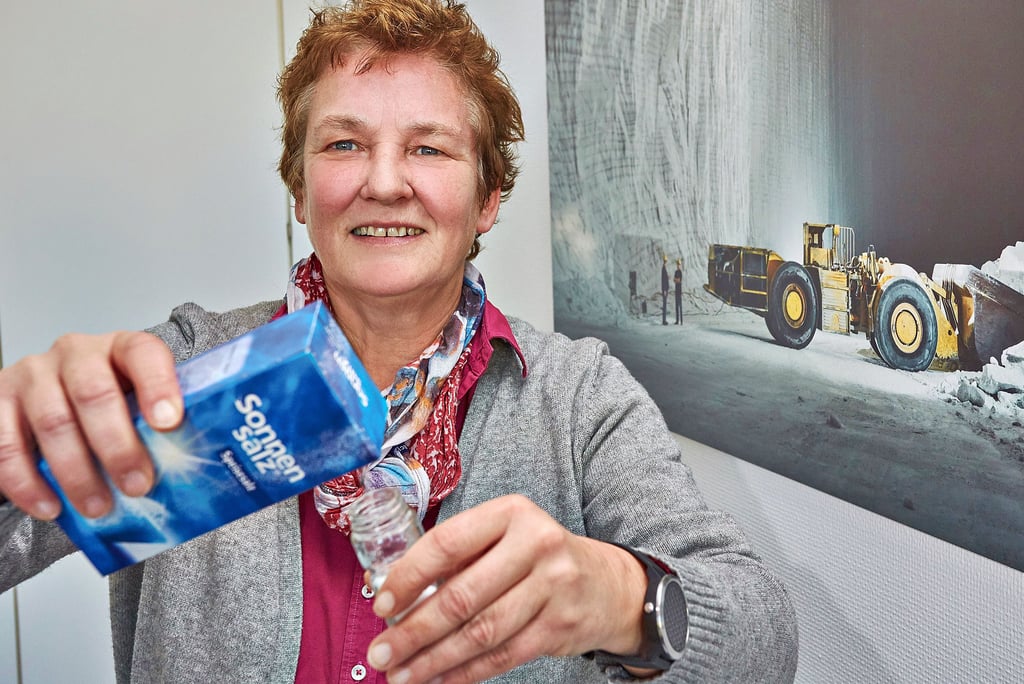 Eine hohe Qualität des Salzes ist für Werkleterin Dorothee Telaar sehr wichtig. Rund 1,2 Millionen Tonnen werden jährlich in Bernburg produziert.
