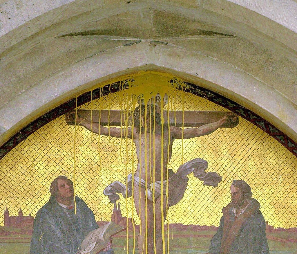Angriff auf die Kunst: Bereits 2005 gab es einen Farbanschlag auf das Gemälde oberhalb der Thesentür an Wittenbergs Schlosskirche.