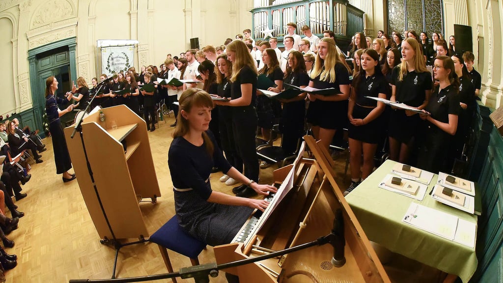 Der Chor des Stephaneums und die Bigband sorgen für den passenden musikalischen Rahmen zur Stephaneerpreisvergabe.