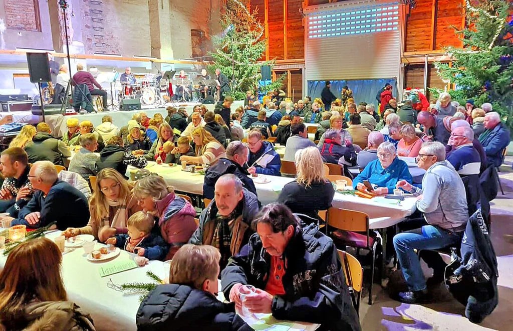 In der gemütlich-warmen „Rockscheune“ saß man am Nachmittag bei Kaffee und Kuchen.