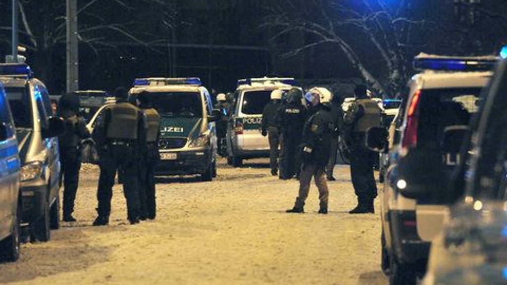 Zahlreiche Polizeibeamte und Einsatzkräfte sichern das Connewitzer Kreuz in Leipzig. Foto: Symbolbild/