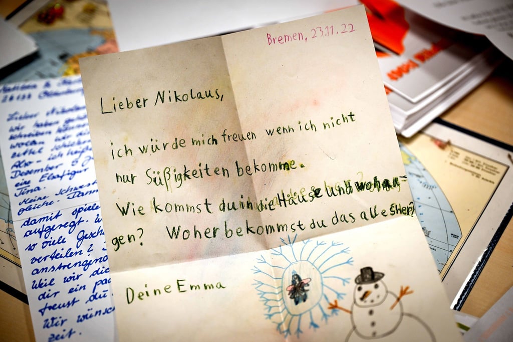 Ein Brief an den Nikolaus liegt in der Weihnachtspostfiliale in Nikolausdorf. Die Helferinnen und Helferinnen in den drei Weihnachtspostämtern in Niedersachsen haben bereits zahlreiche Briefe bekommen.