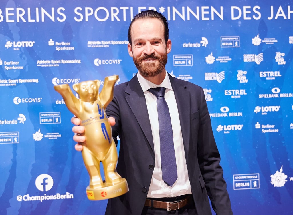 Simon Geschke, Radrennfahrer, hält den Goldenen Champions-Bären.