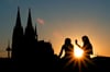Zwei Frauen vor dem Kölner Dom: Beim ersten Date verzichten junge Leute nach Tinder-Angaben heutzutage lieber auf Alkohol und treffen sich zu kulturellen Aktivitäten oder draußen statt im Restaurant.