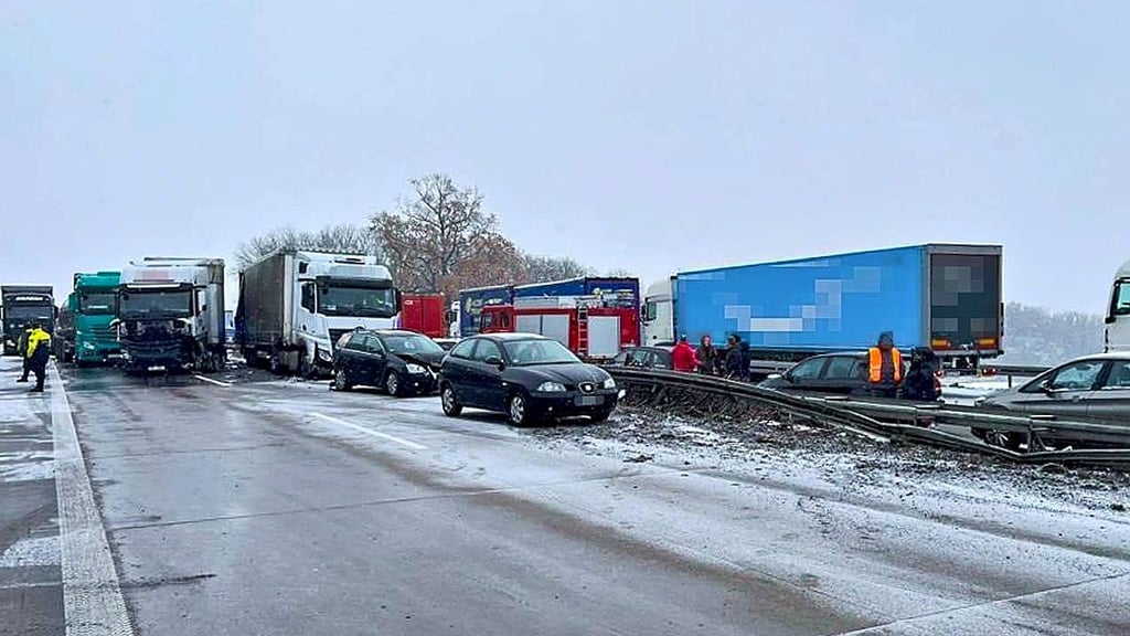 Unfälle auf beiden Seiten der Autobahn auf gleicher Höhe in der Nähe der Ausfahrt Staßfurt. Involviert waren mehrere Autos und Lkw.